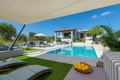 Image de Villa Ampelaki, 10 + 2 personnes avec piscine chauffée