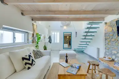 Image de maison de luxe confortable dans un quartier calme à seulement 1 km du centre.