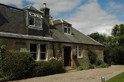 Image de Keepers Cottage, un pittoresque cottage traditionnel en pierre.