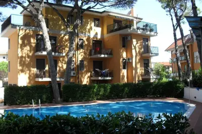 Image de Appartement trois pièces Elite avec piscine, chaises longues et aire de jeux