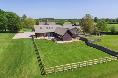 Image de The Cotswold Manor Court, bain Ă remous exclusif, grange pour les jeux, 70 hectares de parc
