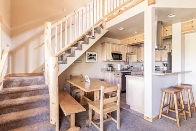 Image de Condo haut de gamme près de Canyon Lodge - complètement rénové avec garage!