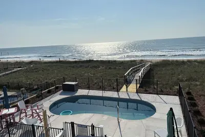 Image de Cela pourrait être votre accès à la plage privée! Impressionnant en bord de mer 6 lits, 7 salles de bain.
