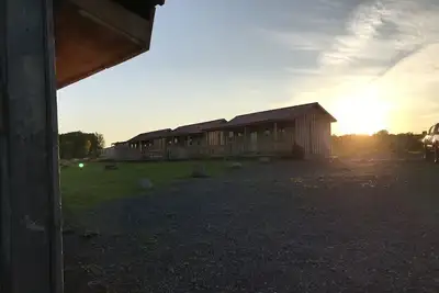 Image de De nouvelles cabanes rustiques en face du lac Champlain de la baie de Dillenbeck