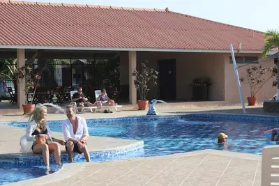 Image de Belle maison / piscine spectaculaire près des plages à 7 minutes des commodités principales