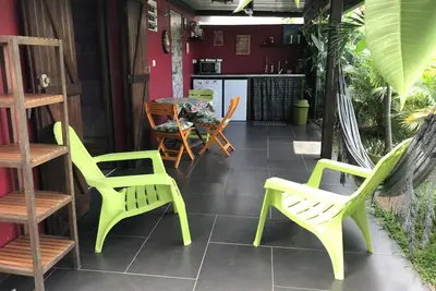 Image de Bungalow climatisé avec grande terrasse dans jardin arboré