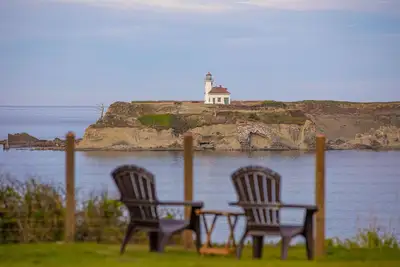 Image de Oceanfront Home, phare, accès à la plage, couchers de soleil spectaculaires, récemment rénové