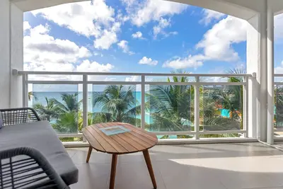 Condo moderne face à l'océan