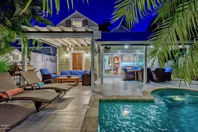 Image de ** Coastal Loving @ Vieille Ville ** Chic 4br Home & Pool + Derniers Services CLÉS. . .