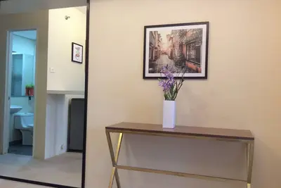 Image de Studio entièrement meublé avec vue sur la montagne.