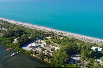 Image de Nouvelle liste! ! ! Waterfront Pool Home - Beach Steps Away - Island Living