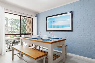Image de 57 'Bay Parklands', 2 Gowrie Ave - unité au rez-de-chaussée avec piscine, court de tennis et air conditionné