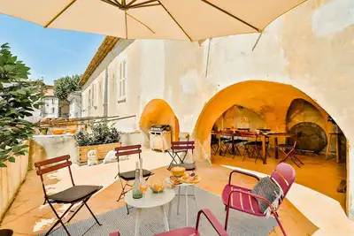 Image de Magnifique ancien cloître avec terrasse voutée