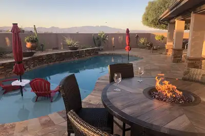 Image de Nouvelle maison de piscine Resort personnalisée avec Rv Gar. Tout nouveau intérieur / extérieur.