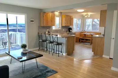 Image de Maison moderne avec vue sur la montagne et le ruisseau