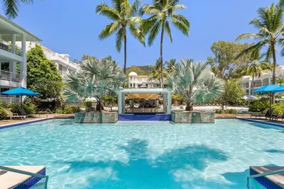 Image de Oasis at The Beach Club A Tropical Chic Retreat