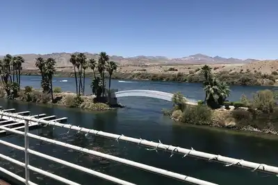 Image de Oasis au bord de l'eau du fleuve Colorado