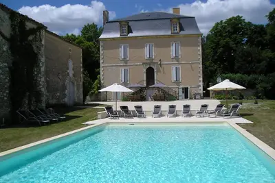 Image de Holiday Manoir 14x7m piscine, distance de marche et vue sur le magnifique village médiéval