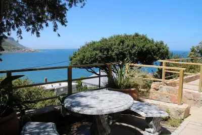Image de Superbes vues sur la mer et les montagnes depuis la terrasse spacieuse