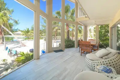 Image de Seaside Dreams: une oasis contemporaine sur Bio-Bay avec deux kayaks gratuits