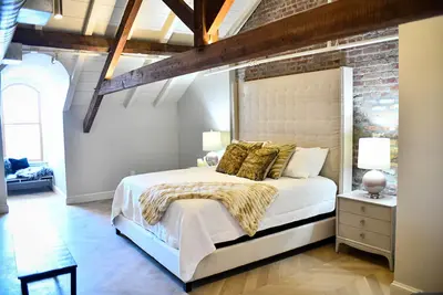 Image de \"Le Charbonnet\" XLarge 2 chambres 2 salles de bain Fq par My Southern Comfort