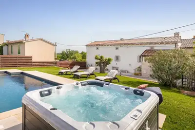 Image de Villa Jona - Jolie villa avec piscine privée, salle de jeux et aire de jeux extérieure pour enfants