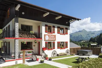 Image de Lovely alpine chalet with hot tub ideal for large families/ groups