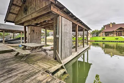 Image de Nouveau! Lake Conroe Townhome w \/ 2 Boat Slips & Kayaks!