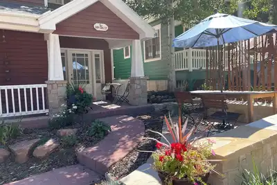 Image de Nouvelle Liste! Vieille Maison De Ville Avec Hot Tub *** ÉTAPES De La Rue Principale!