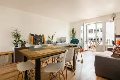Image de Lumineux, contemporain 2br dans le 15ème près de la Tour Eiffel, par Veeve