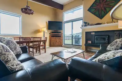 Image de Cc410 by Mountain Resorts: Offrant une vue magnifique sur la vallée ~ Piscine, bain à remous, centre de remise en forme!