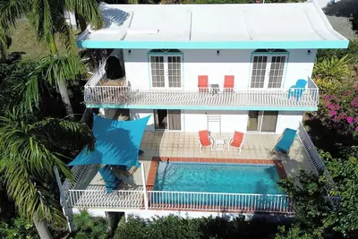 Image de Grande maison familiale avec piscine privée, a \/ c! ! Pratique pour Cruz Bay!