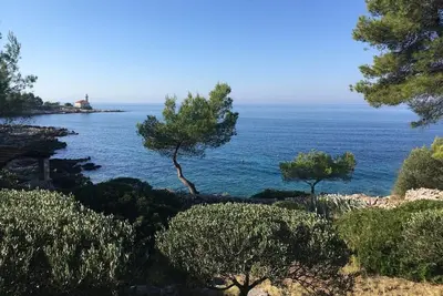 Image de Maison de style Zen en bord de mer avec plage privée et amarrage / service de conciergerie 24h / 24