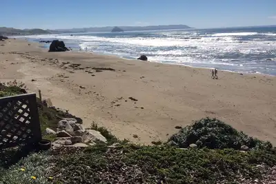 Image de Oceanfront, près de la ville, une vraie maison originale de Cayucos!
