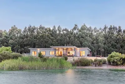 Image de Bonnie and Piper Lakeside and Wine Country Living