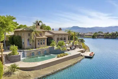 Image de Villa toscane sur le lac dans le désert de Californie