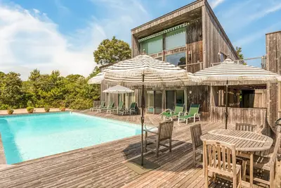 Image de Nouvelle Liste: Beachy Oceanside maison décorée avec goût avec piscine d'eau douce chauffée