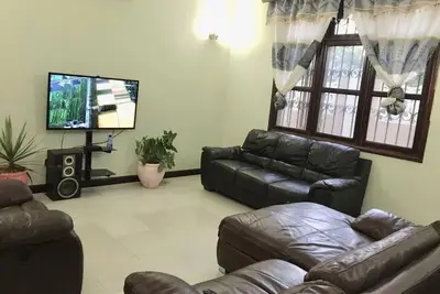 Dar es Salaams, une maison moderne privée de 2 chambres à coucher à 20 minutes de la plage.
