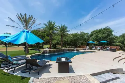 Image de Ranch Estate avec piscine et parcours de golf 3 trous! Capacité d'accueil 26 - Expérience de vacances de luxe!