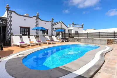 Spacieuse villa \"Las Calderetas\" avec vue sur les montagnes, Wi-Fi, terrasse et piscine
