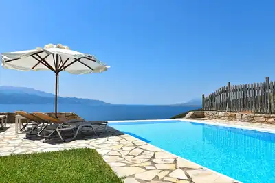 Image de Villa neuve! Vue imprenable sur la mer, Piscine, Près de la plage, Situation unique