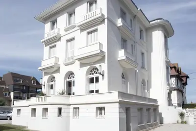 Image de L' Appart 107 m2 standing terrasse 100m2 front de mer cabourg