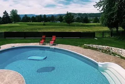 Image de Maison propre et confortable avec piscine sur terrain de golf