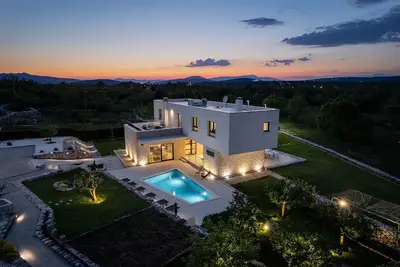 Image de Special Offer - Modern Villa M30 with heated pool, 3 en-suite bedrooms