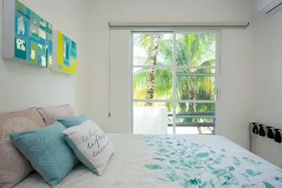 Image de Maison d'habitation sécurisée avec piscine, 10 min en voiture de la plage, 12 min en voiture 5 ave