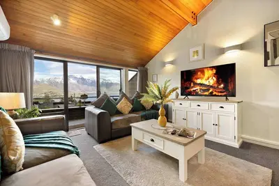 Image de Spacious Refurbished Lake View Alpine Townhouse Walk To Town