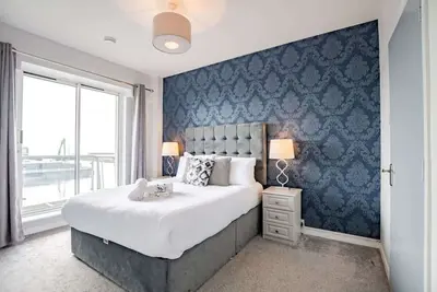 Image de Designer Waterfront Duplex de 3 chambres. 6 personnes. Parking inclus