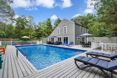 Image de Nouvelle Listing Superbe maison avec grande terrasse et piscine chauffée attenante, accès à la plage communautaire de Gardiners Bay!