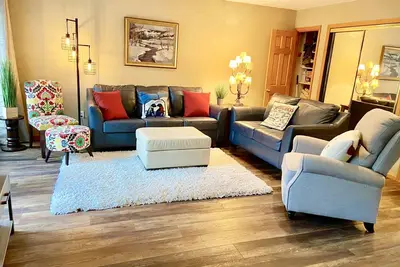 Image de Ski In Newly Refinished Condo On The River. Stunning location near Main Street