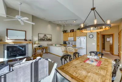 Image de Maison de ville confortable et moderne avec garage privé, grill et superbes vues sur la montagne!